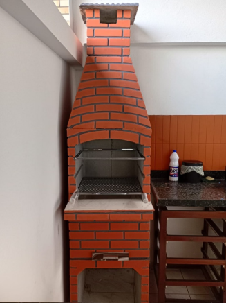 Churrasqueira, 55 centimetros com kit inox grátis 2.20 de altura.